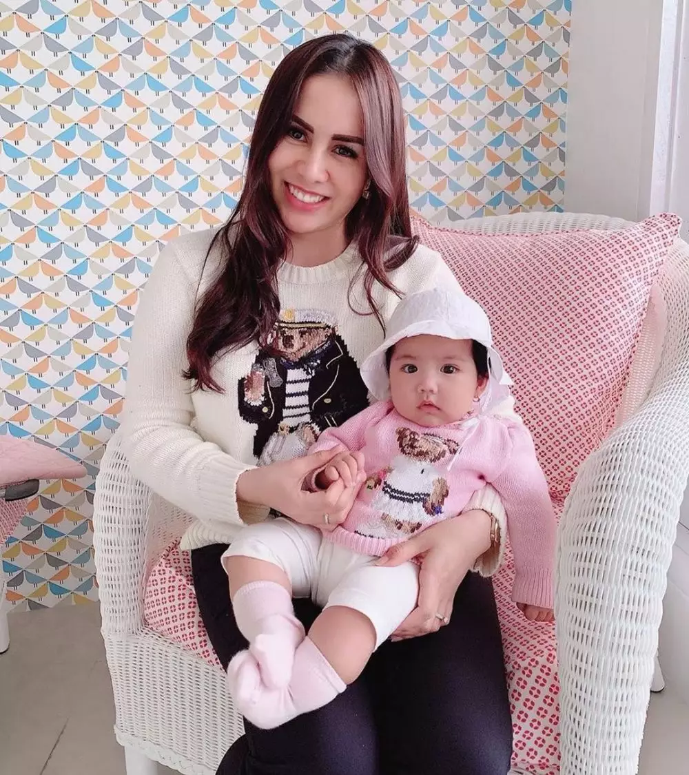 5 Potret kamar Sheena Gabriella anak Momo Geisha, serba pink © 2019 brilio.net