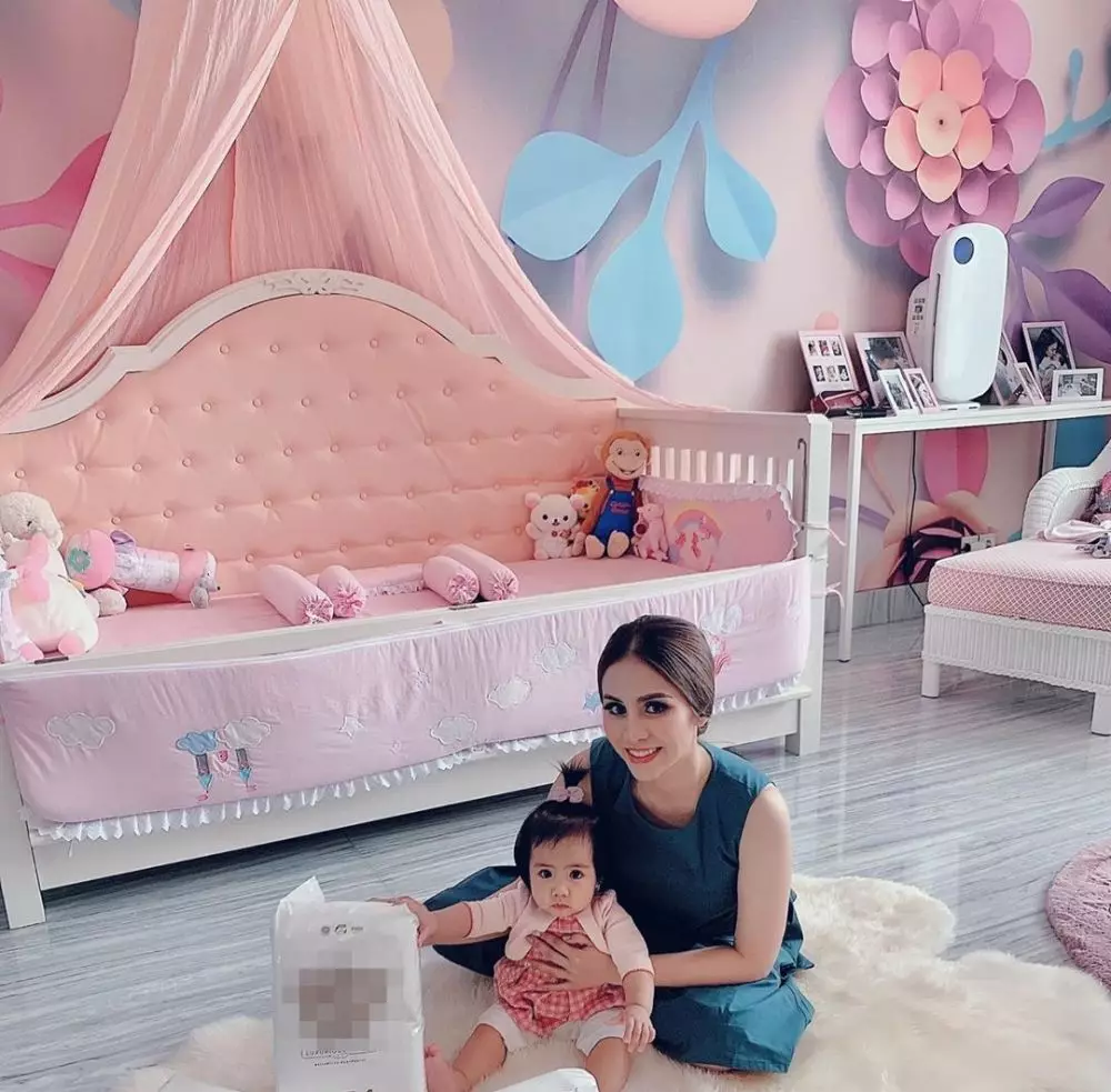 5 Potret kamar Sheena Gabriella anak Momo Geisha, serba pink © 2019 brilio.net