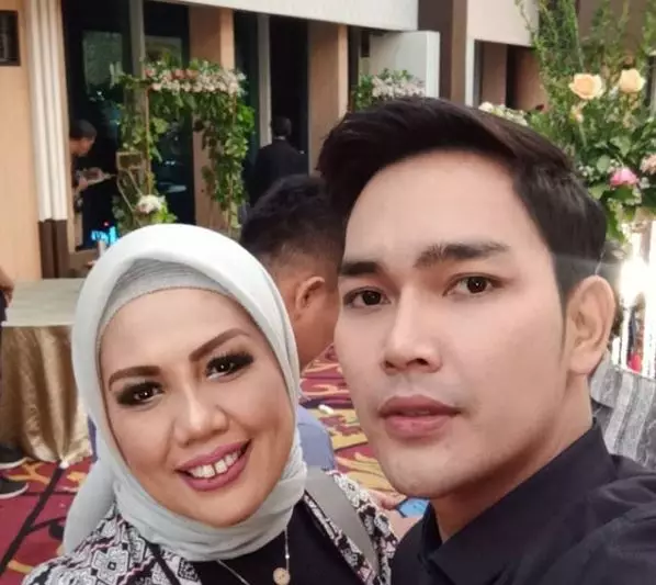 8 Potret mesra Elly Sugigi & pacar barunya, didoakan berjodoh © 2019 brilio.net
