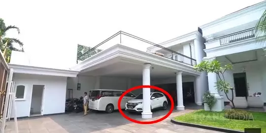 mobil suami iisdahlia keluarga © 2019 brilio.net