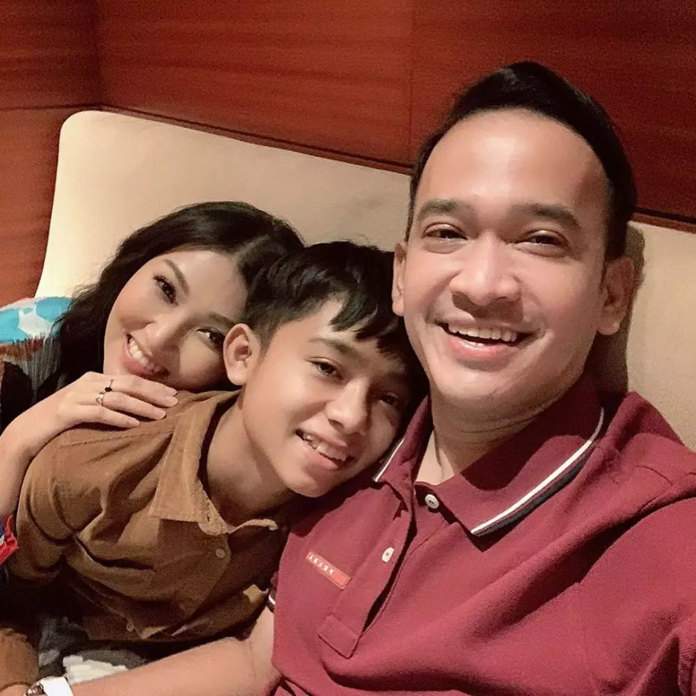 4 Tingkah Betrand Peto ke Sarwendah yang jadi sorotan netizen © 2019 brilio.net 4 Tingkah Betrand Peto ke Sarwendah yang jadi sorotan netizen © 2019 brilio.net