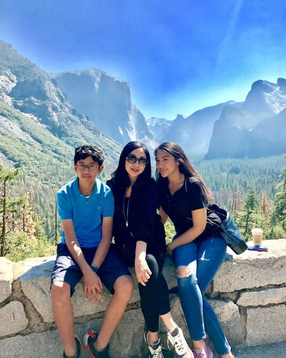 6 Potret kebersamaan Putri dan adiknya © 2019 brilio.net