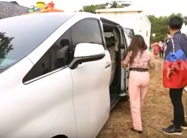 Mpok Alpa mahir mengendarai truk © 2019 merdeka.com