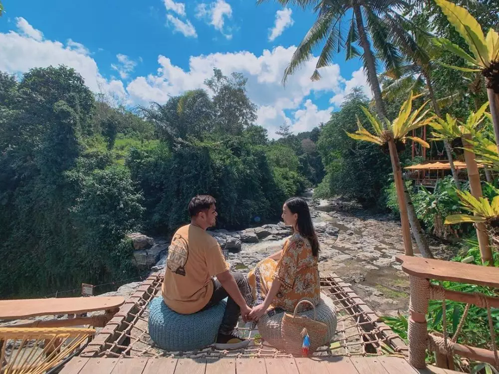 Ahmad Abdul melamar Artika Rustam © 2019 instagram.com Ahmad Abdul melamar Artika Rustam © 2019 instagram.com