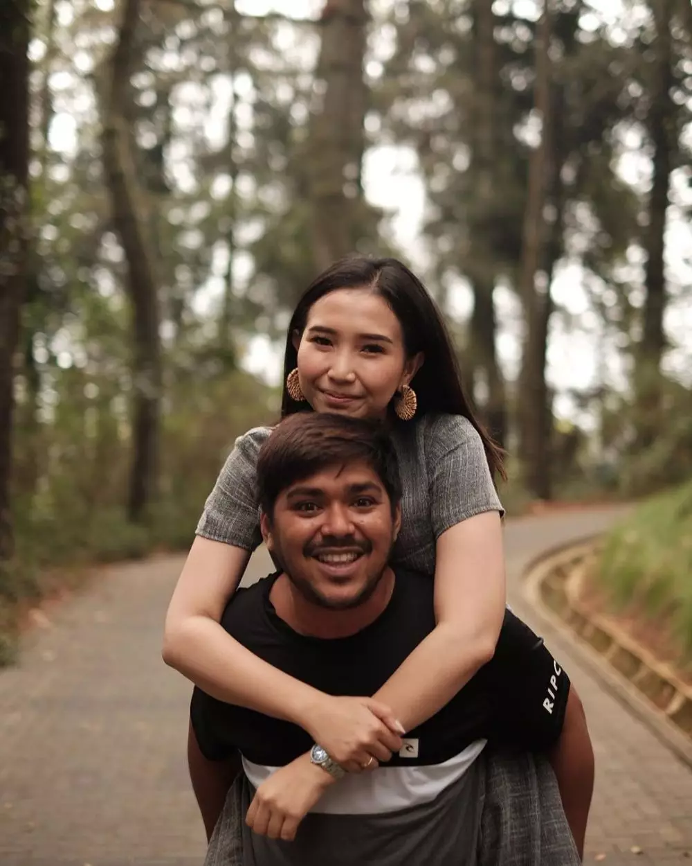 Ahmad Abdul melamar Artika Rustam © 2019 instagram.com Ahmad Abdul melamar Artika Rustam © 2019 instagram.com