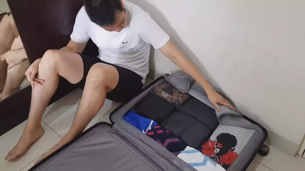 penampakan isi koper hendra setiawan © YouTube/Hendra Setiawan penampakan isi koper hendra setiawan © YouTube/Hendra Setiawan