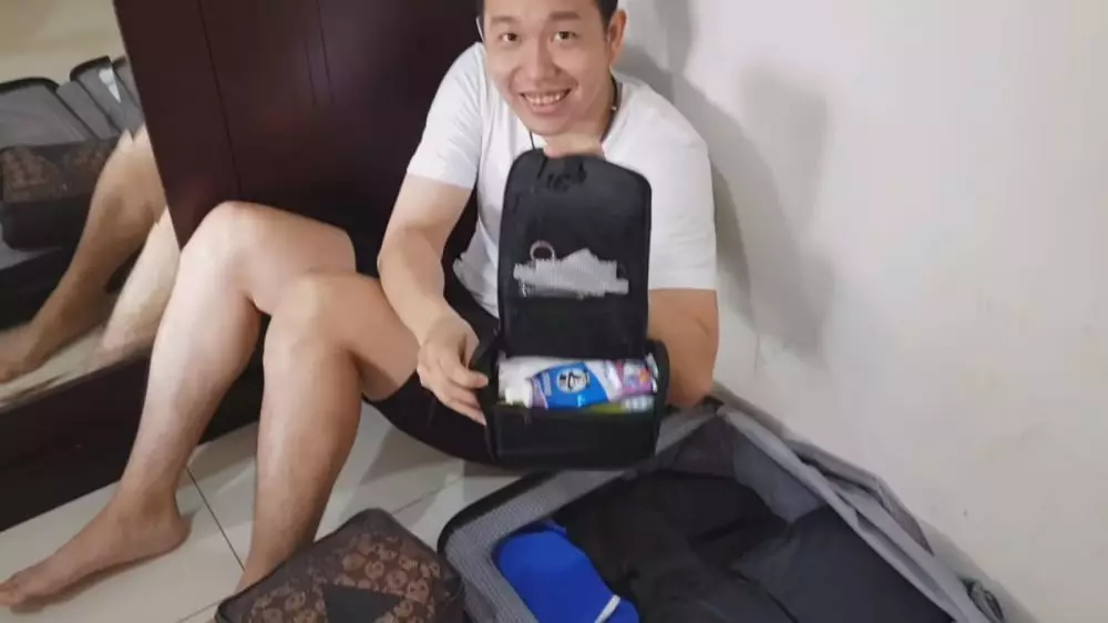 penampakan isi koper hendra setiawan © YouTube/Hendra Setiawan penampakan isi koper hendra setiawan © YouTube/Hendra Setiawan