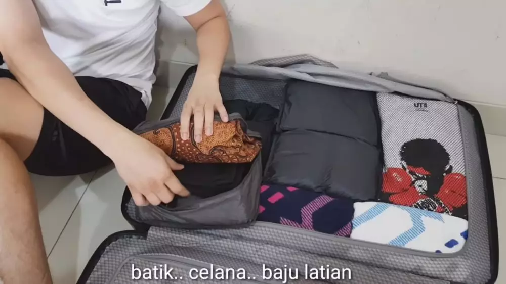 penampakan isi koper hendra setiawan © YouTube/Hendra Setiawan penampakan isi koper hendra setiawan © YouTube/Hendra Setiawan