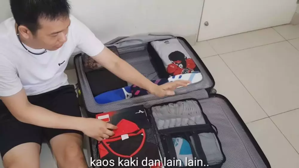 penampakan isi koper hendra setiawan © YouTube/Hendra Setiawan penampakan isi koper hendra setiawan © YouTube/Hendra Setiawan