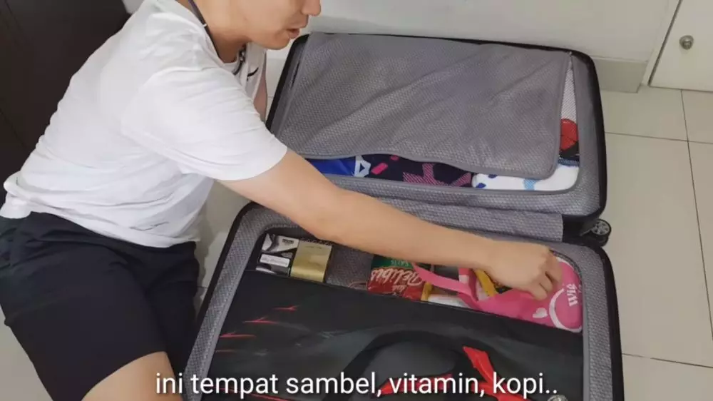 penampakan isi koper hendra setiawan © YouTube/Hendra Setiawan penampakan isi koper hendra setiawan © YouTube/Hendra Setiawan