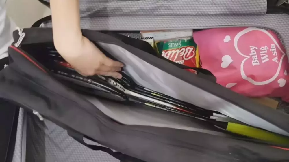 penampakan isi koper hendra setiawan © YouTube/Hendra Setiawan penampakan isi koper hendra setiawan © YouTube/Hendra Setiawan