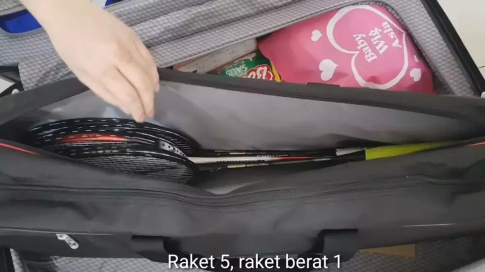 penampakan isi koper hendra setiawan © YouTube/Hendra Setiawan penampakan isi koper hendra setiawan © YouTube/Hendra Setiawan