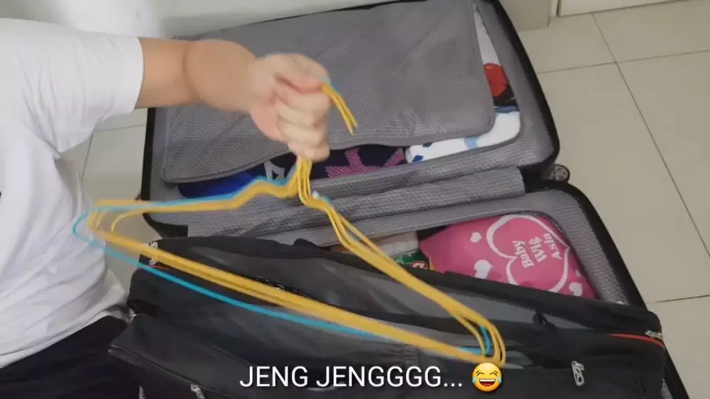 penampakan isi koper hendra setiawan © YouTube/Hendra Setiawan penampakan isi koper hendra setiawan © YouTube/Hendra Setiawan