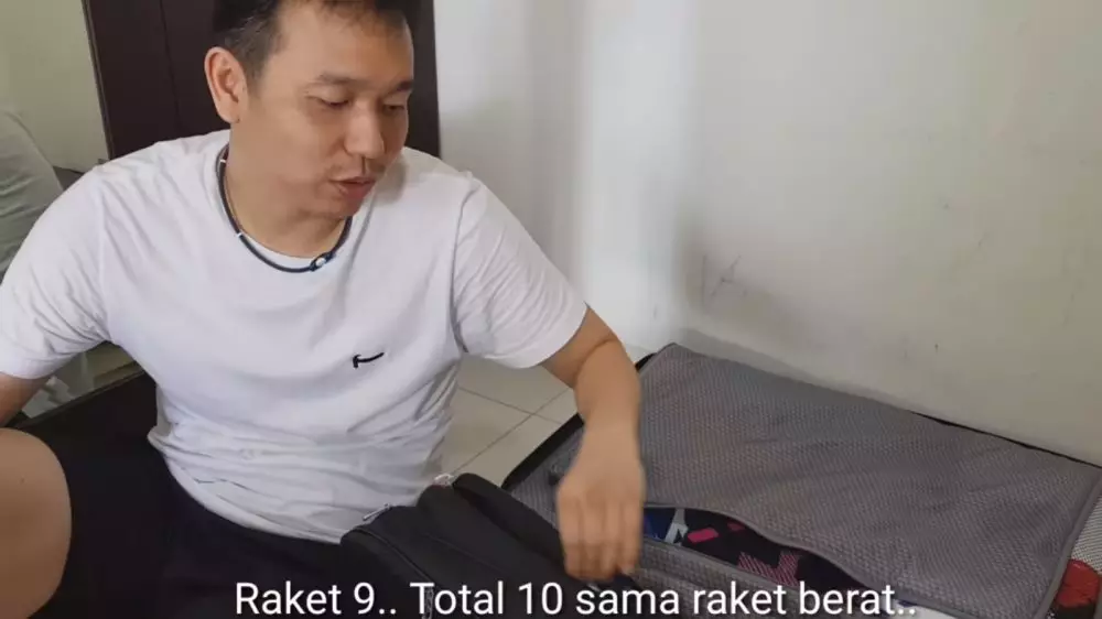 penampakan isi koper hendra setiawan © YouTube/Hendra Setiawan penampakan isi koper hendra setiawan © YouTube/Hendra Setiawan