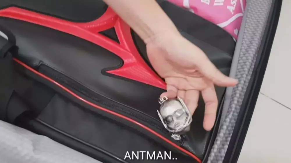 penampakan isi koper hendra setiawan © YouTube/Hendra Setiawan penampakan isi koper hendra setiawan © YouTube/Hendra Setiawan