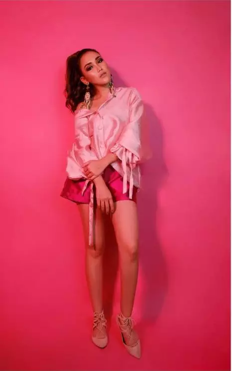 9 Gaya pemotretan Ayu Ting Ting konsep retro instagram  9 Gaya pemotretan Ayu Ting Ting konsep retro instagram