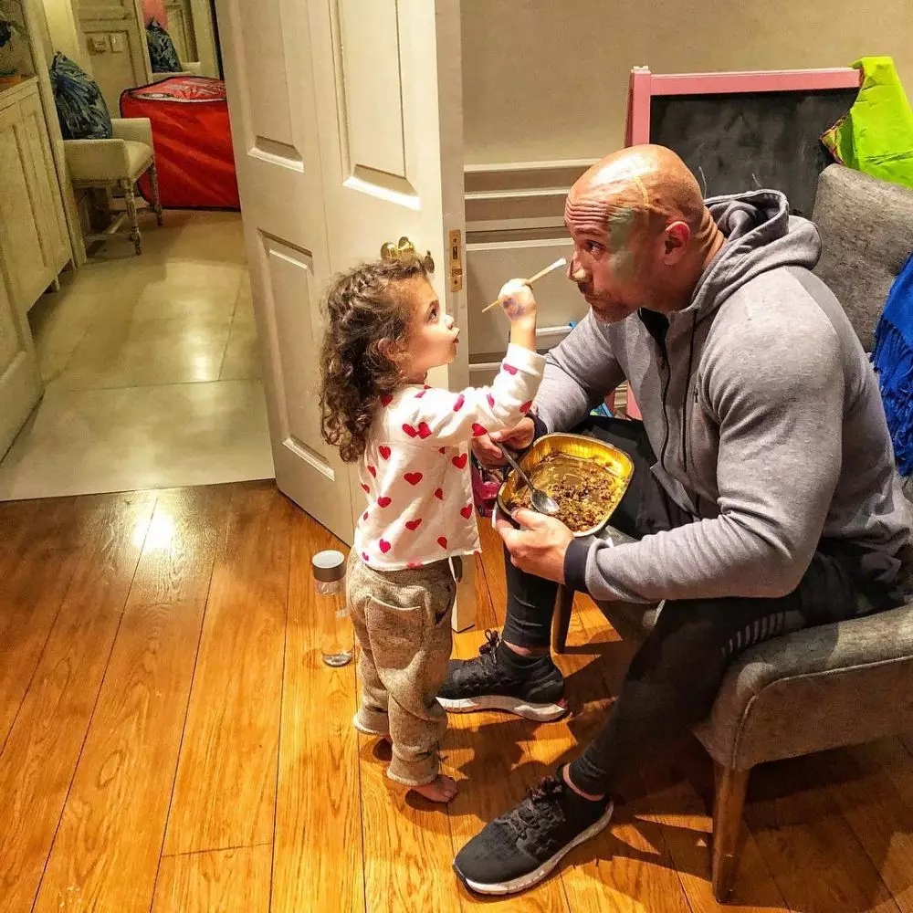 Potret The Rock saat momong anak Instagram/@therock