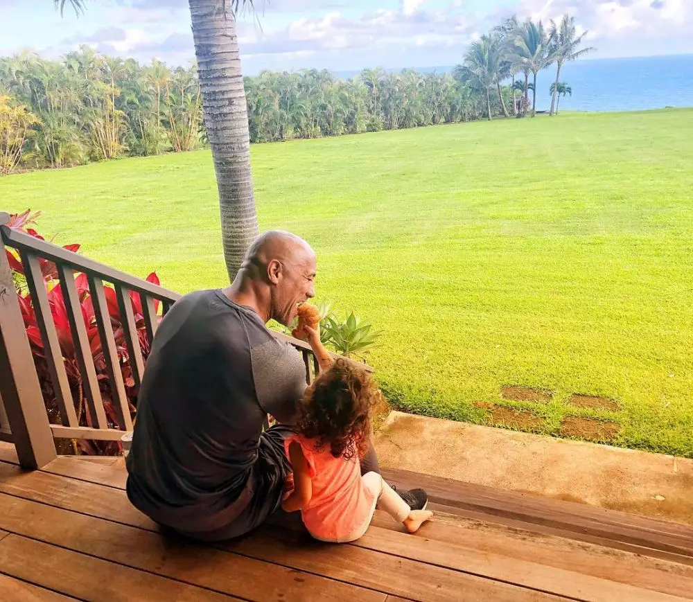 Potret The Rock saat momong anak Instagram/@therock