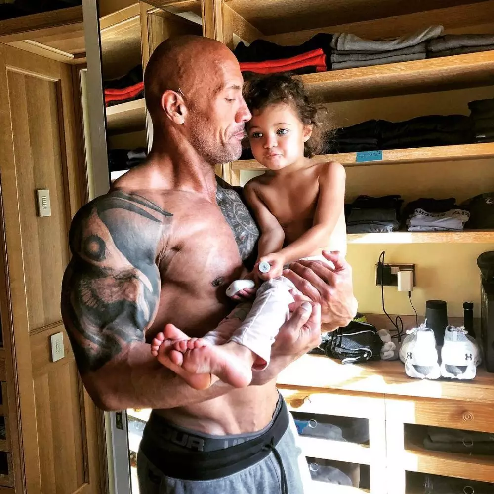 Potret The Rock saat momong anak Instagram/@therock