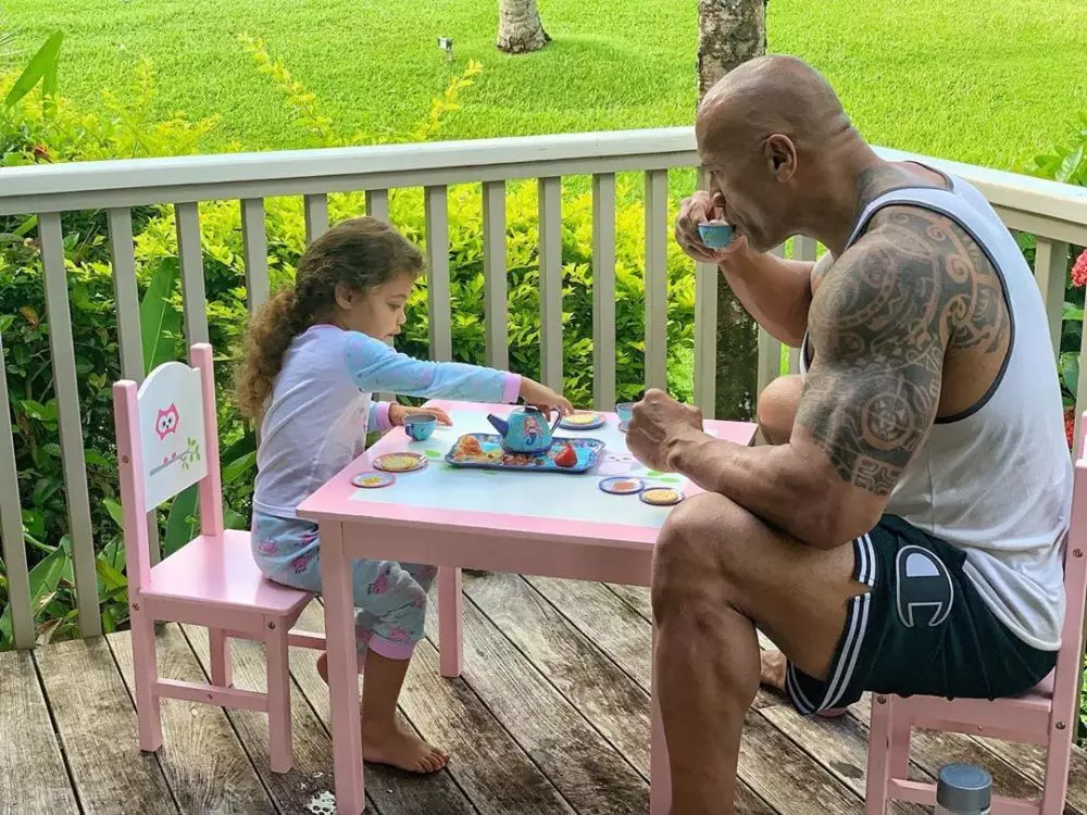 Potret The Rock saat momong anak Instagram/@therock