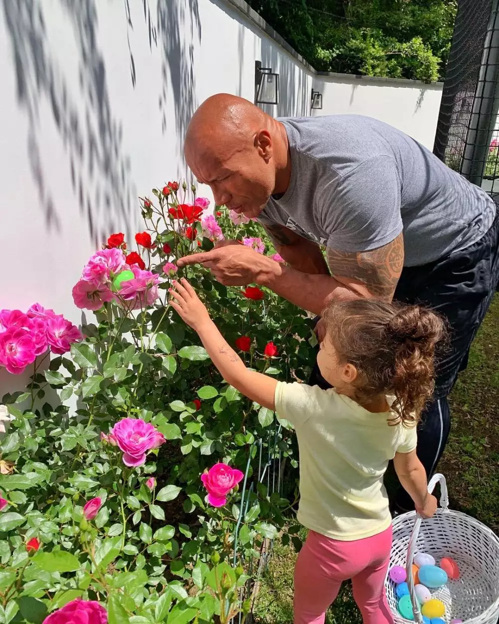 Potret The Rock saat momong anak Instagram/@therock