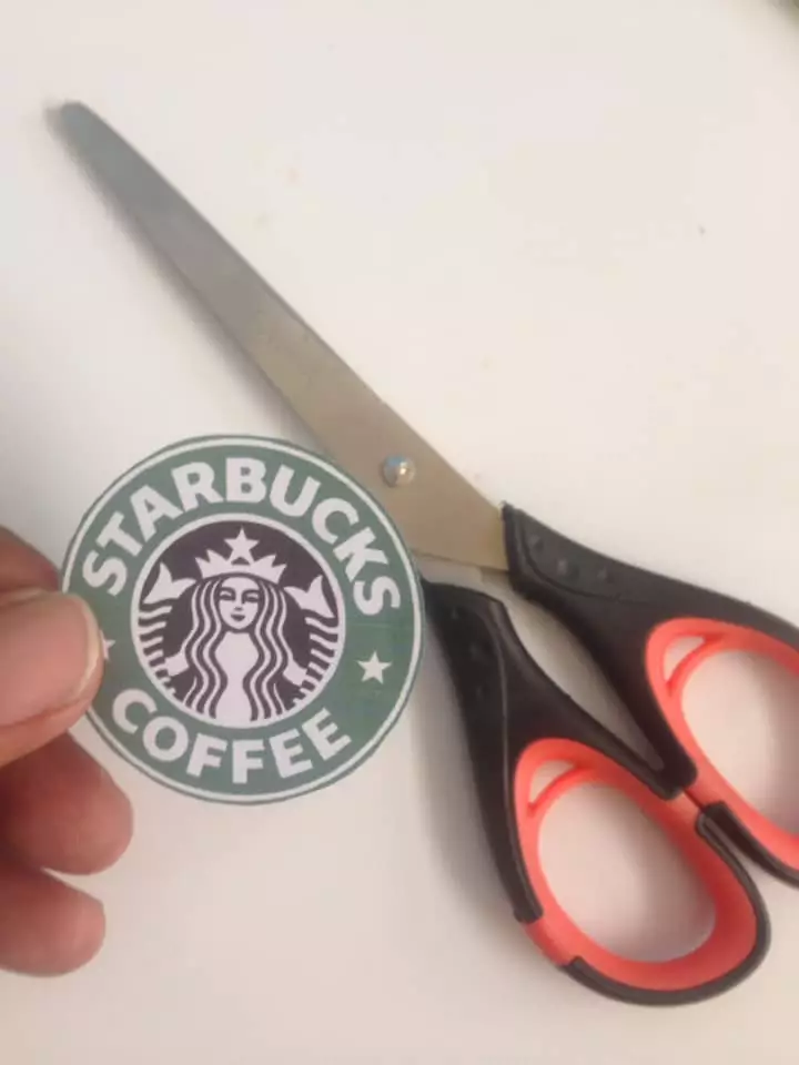 tutorial nyeleneh starbucks sobat misqueen © Facebook/awankwunk tutorial nyeleneh starbucks sobat misqueen © Facebook/awankwunk