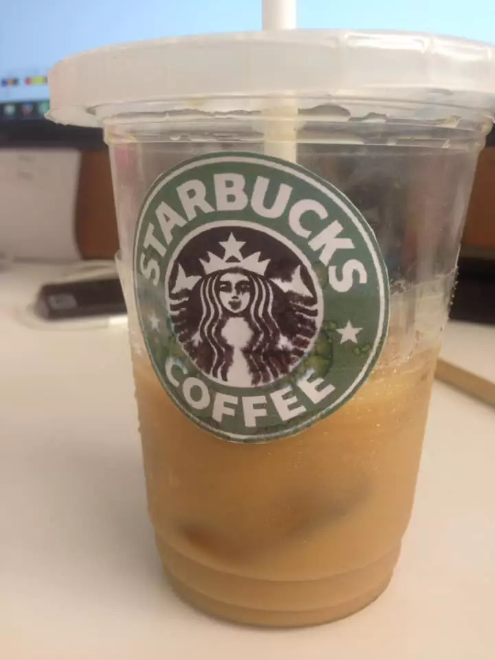 tutorial nyeleneh starbucks sobat misqueen © Facebook/awankwunk tutorial nyeleneh starbucks sobat misqueen © Facebook/awankwunk