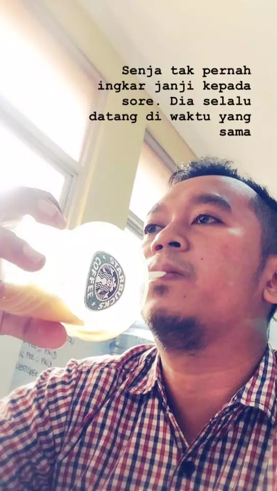 tutorial nyeleneh starbucks sobat misqueen © Facebook/awankwunk tutorial nyeleneh starbucks sobat misqueen © Facebook/awankwunk