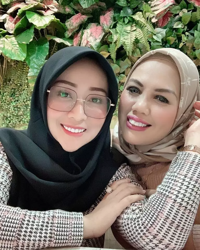 Elly Sugigi ungkap biaya potong gigi, harganya mengejutkan © 2019 instagram.com Elly Sugigi ungkap biaya potong gigi, harganya mengejutkan © 2019 instagram.com