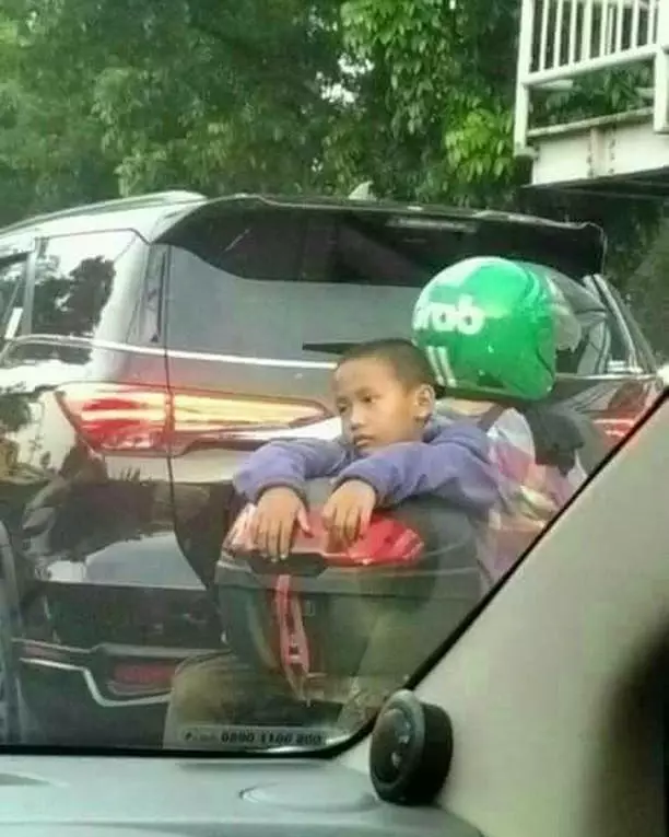 anak kecil naik ojol © 2019 brilio.net anak kecil naik ojol © 2019 brilio.net