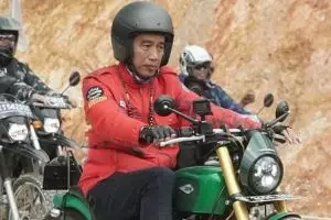 Gaya Jokowi naik motor custom di perbatasan Indonesia-Malaysia, gahar