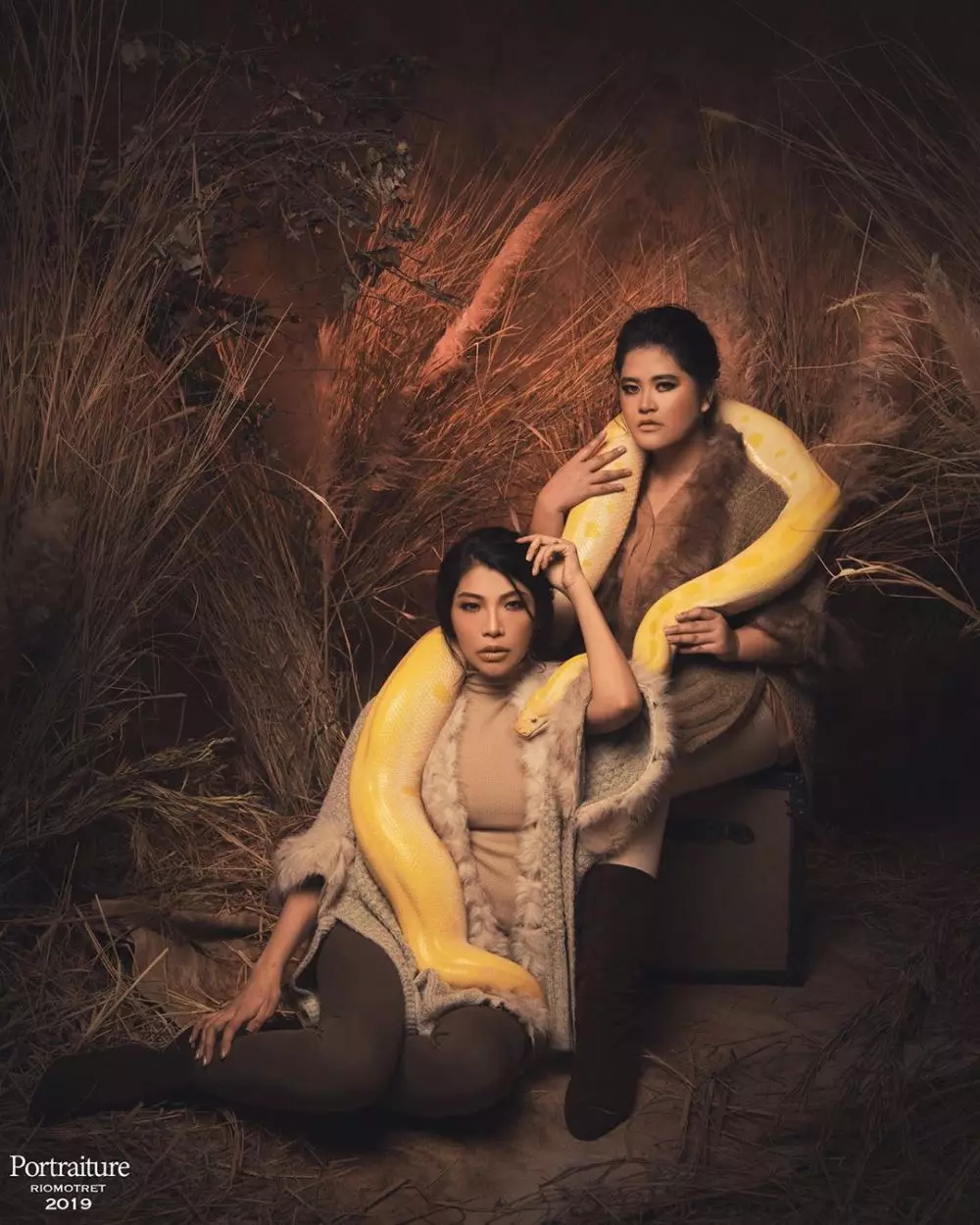 Seleb pose ular lagi berbagai sumber Seleb pose ular lagi berbagai sumber