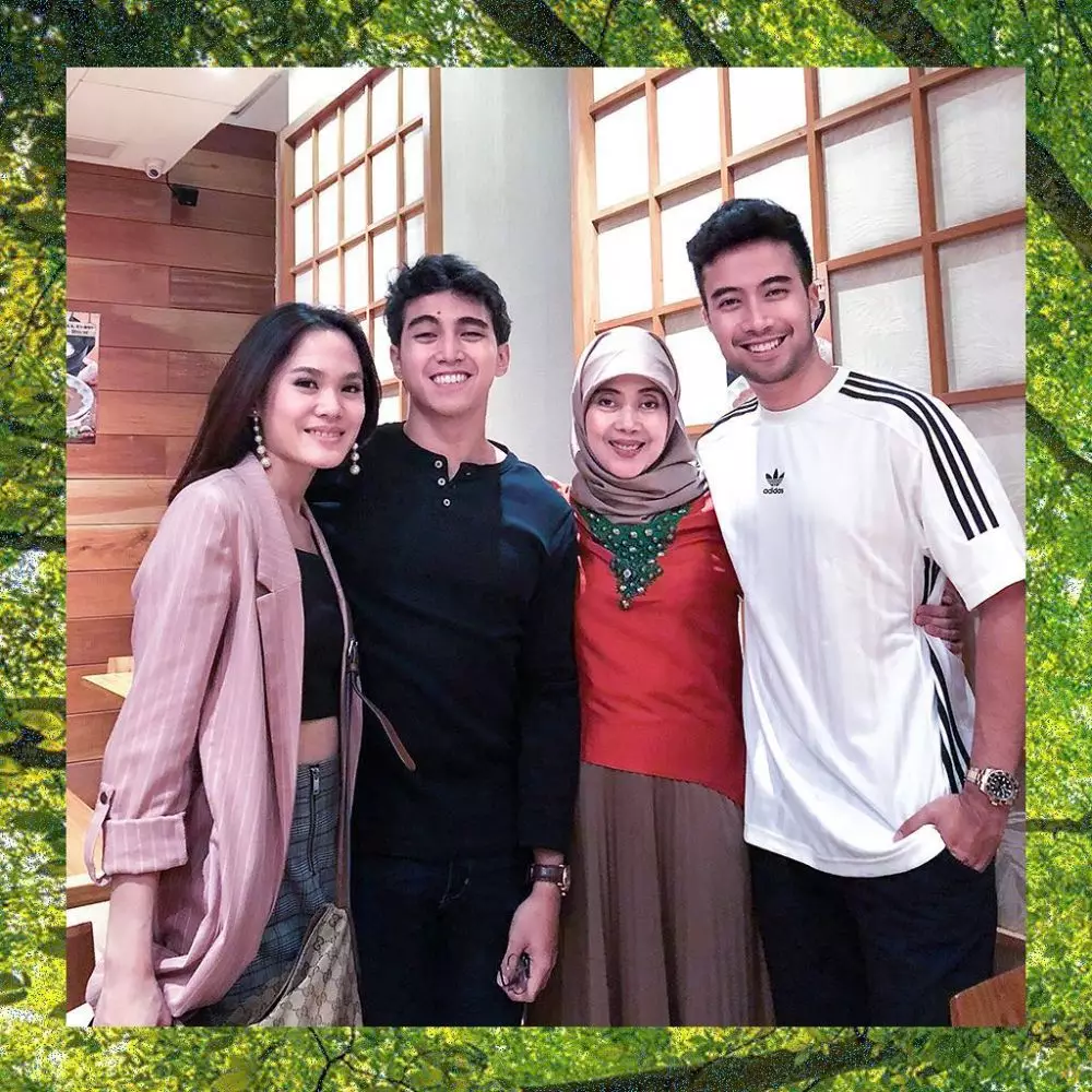 Kedekatan Vidi Aldiano dengan Sheryl Sheinafia © 2019 brilio.net Kedekatan Vidi Aldiano dengan Sheryl Sheinafia © 2019 brilio.net