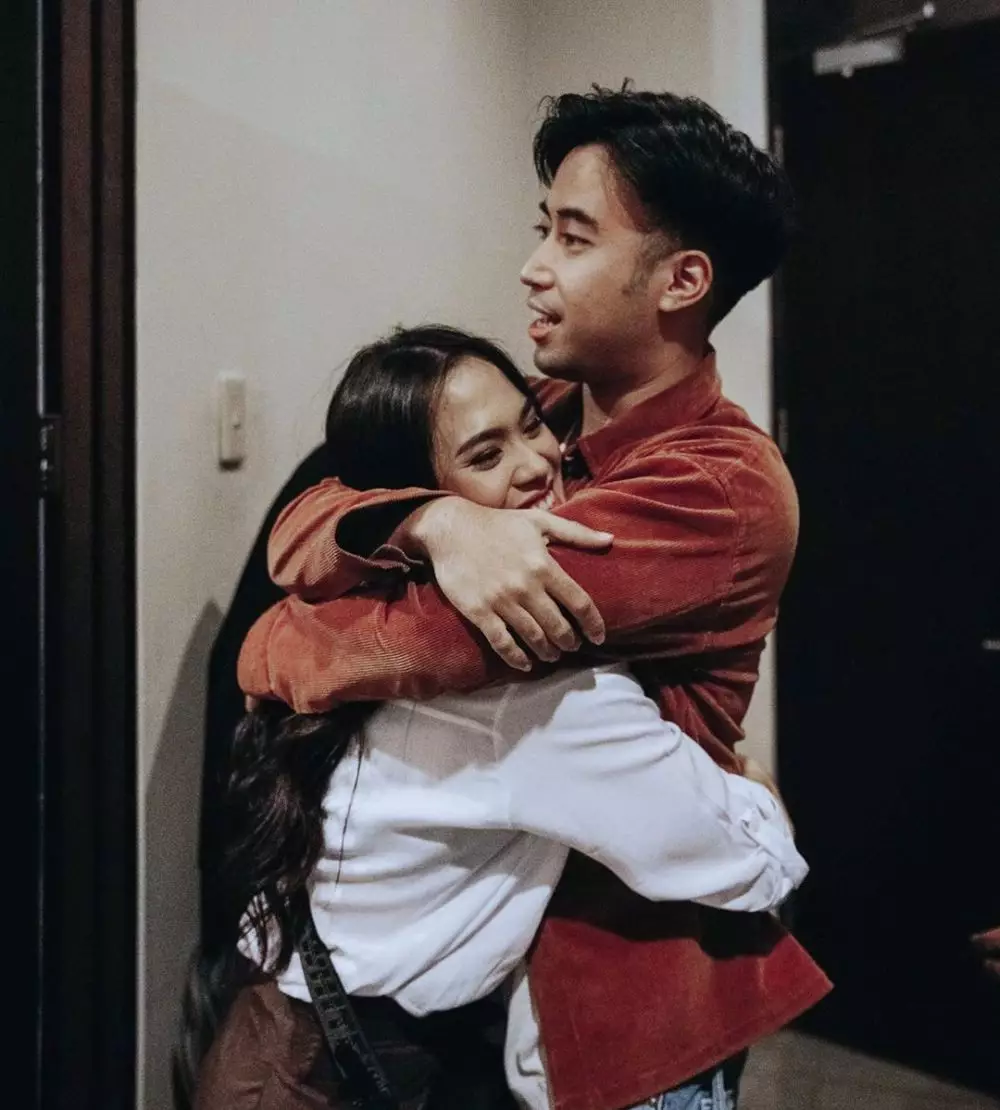 Kedekatan Vidi Aldiano dengan Sheryl Sheinafia © 2019 brilio.net Kedekatan Vidi Aldiano dengan Sheryl Sheinafia © 2019 brilio.net