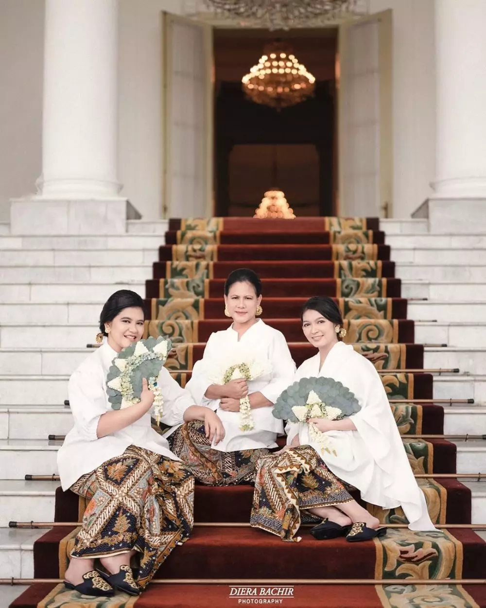 Iriana Jokowi, Selvi, & Kahiyang di Hari Ibu © 2019 Instagram