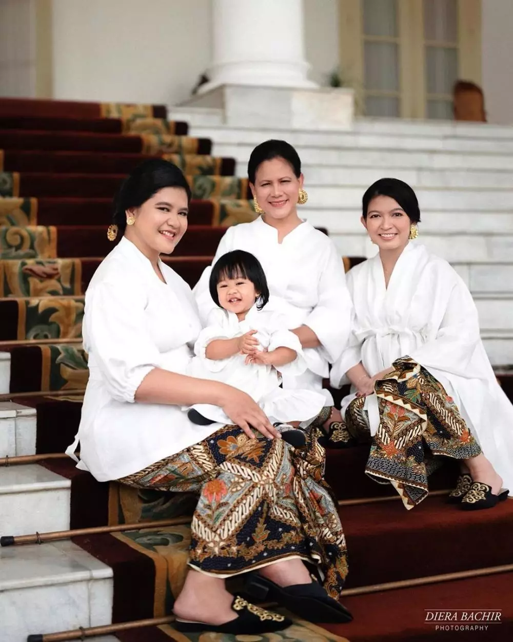 Iriana Jokowi, Selvi, & Kahiyang di Hari Ibu © 2019 Instagram