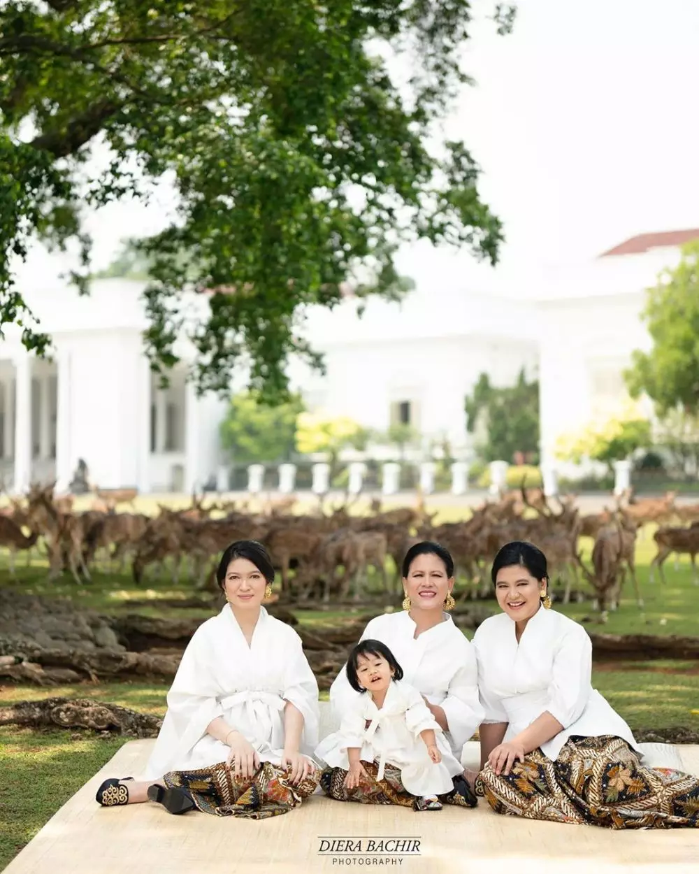 Iriana Jokowi, Selvi, & Kahiyang di Hari Ibu © 2019 Instagram