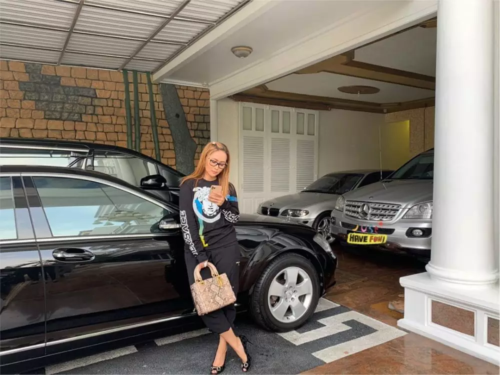 Inul koleksi mobil mewah © 2019 Instagram Inul koleksi mobil mewah © 2019 Instagram