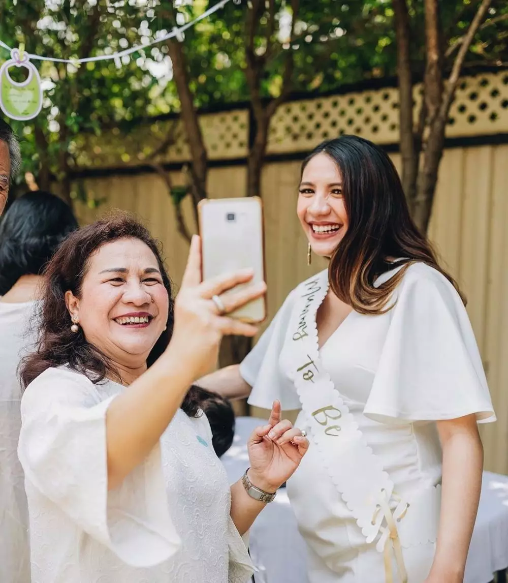 baby shower acha sinaga © 2019 brilio.net baby shower acha sinaga © 2019 brilio.net