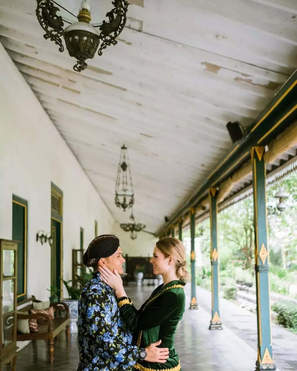 9 Gaya Randy Pangalila dan istri pakai kebaya instagram  9 Gaya Randy Pangalila dan istri pakai kebaya instagram