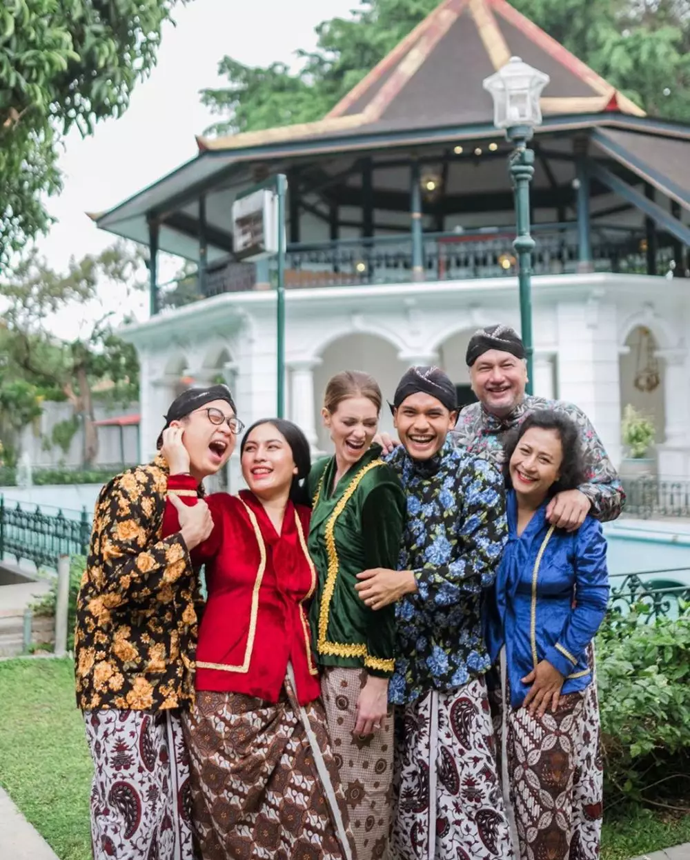 9 Gaya Randy Pangalila dan istri pakai kebaya instagram  9 Gaya Randy Pangalila dan istri pakai kebaya instagram