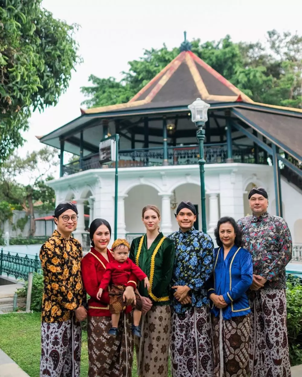 9 Gaya Randy Pangalila dan istri pakai kebaya instagram  9 Gaya Randy Pangalila dan istri pakai kebaya instagram