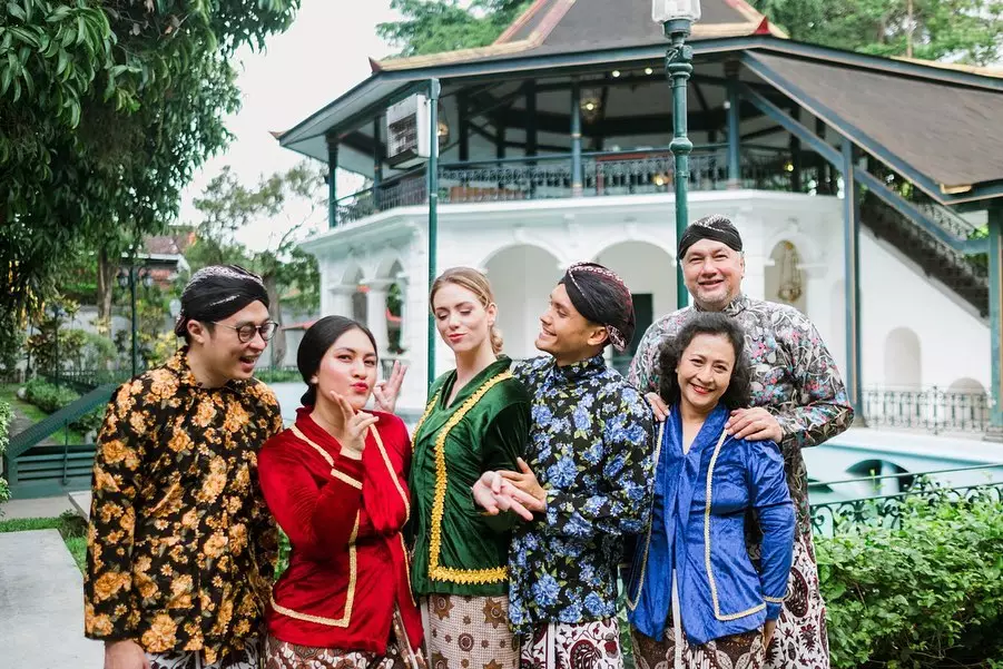 9 Gaya Randy Pangalila dan istri pakai kebaya instagram  9 Gaya Randy Pangalila dan istri pakai kebaya instagram