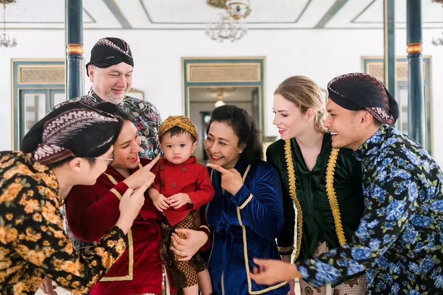 9 Gaya Randy Pangalila dan istri pakai kebaya instagram  9 Gaya Randy Pangalila dan istri pakai kebaya instagram