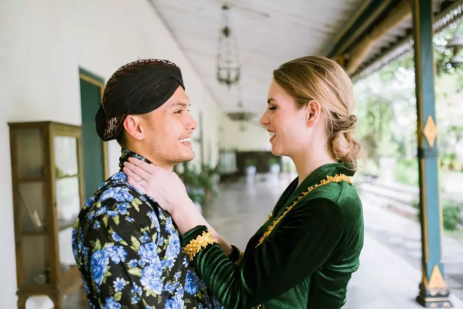 9 Gaya Randy Pangalila dan istri pakai kebaya instagram  9 Gaya Randy Pangalila dan istri pakai kebaya instagram