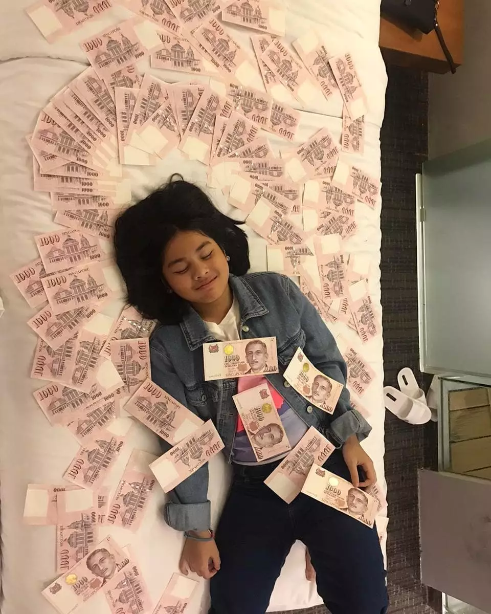 barbie kumalasari pamer dollar singapura © Instagram/@barbiekumalasari barbie kumalasari pamer dollar singapura © Instagram/@barbiekumalasari