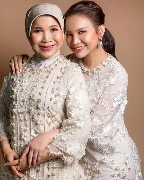 potret rossa bareng ibu  Instagram