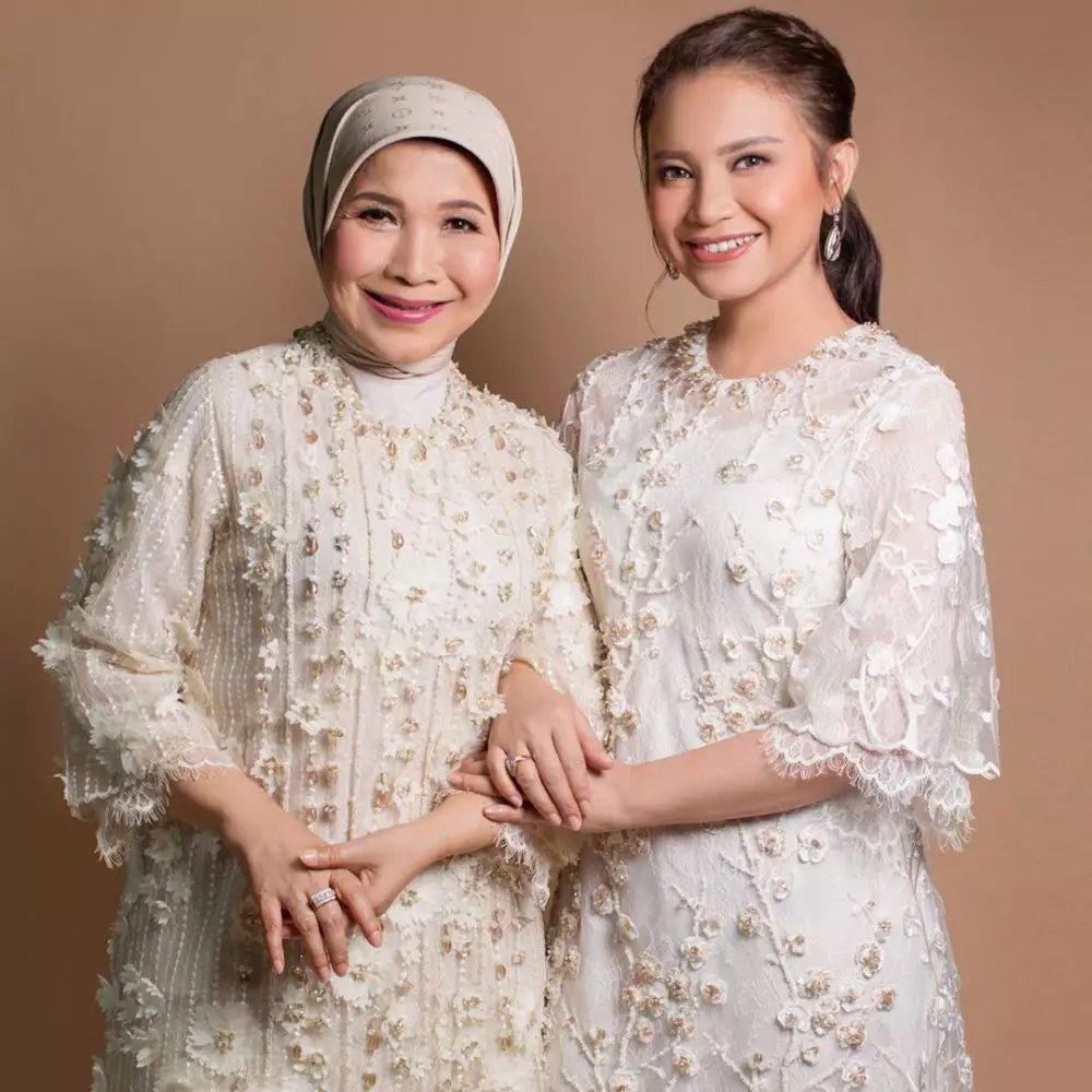 potret rossa bareng ibu  Instagram