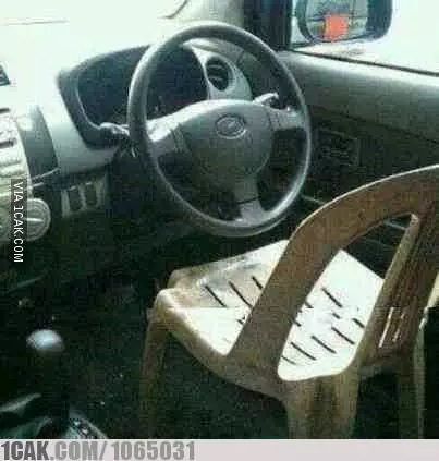 potret kursi mobil absurd © 2019 1cak.com