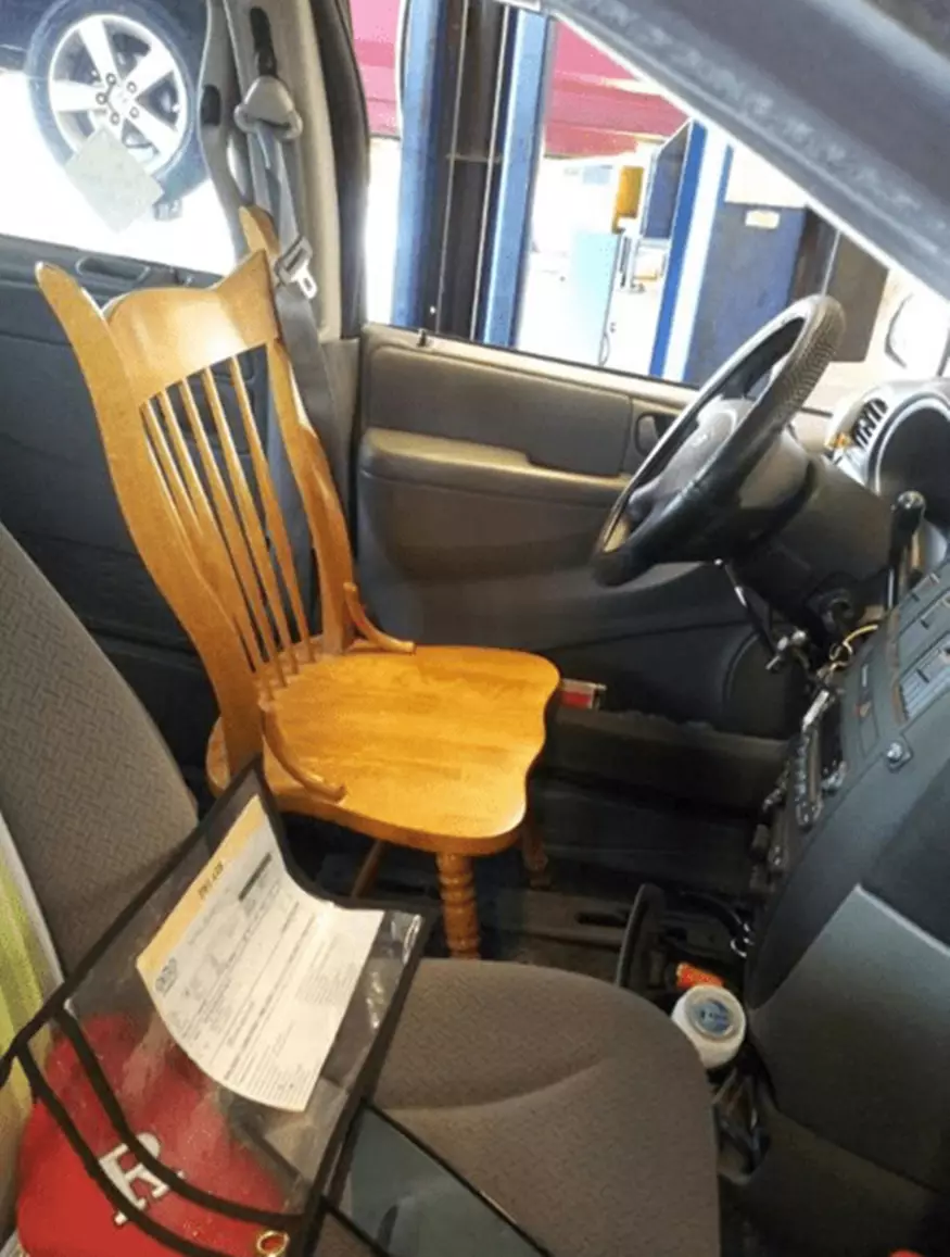 potret kursi mobil absurd © 2019 1cak.com